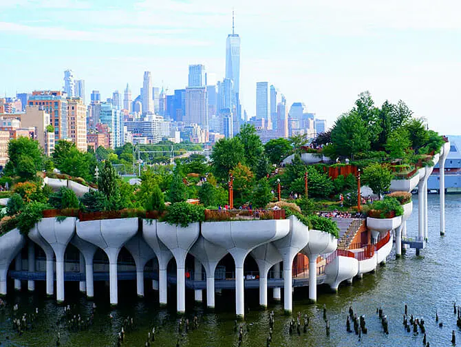 Little Island New Yorkissa - Paaluilla seisova puisto
