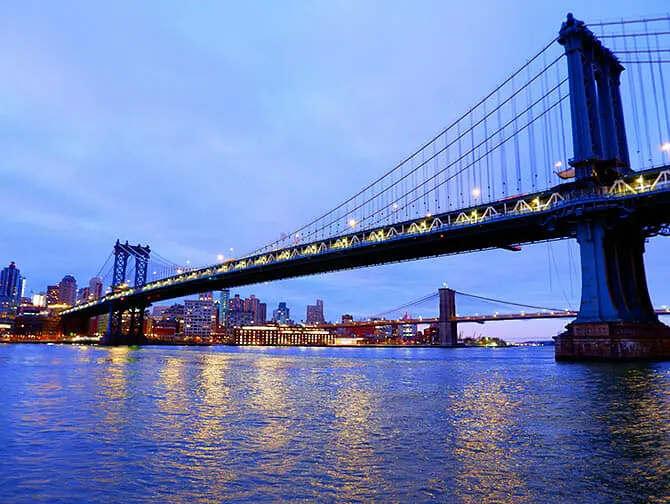 Manhattan Bridge New Yorkissa - Yöllä