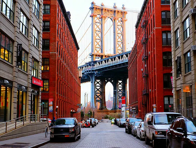 Manhattan Bridge New Yorkissa - Empire State Buildingin kanssa