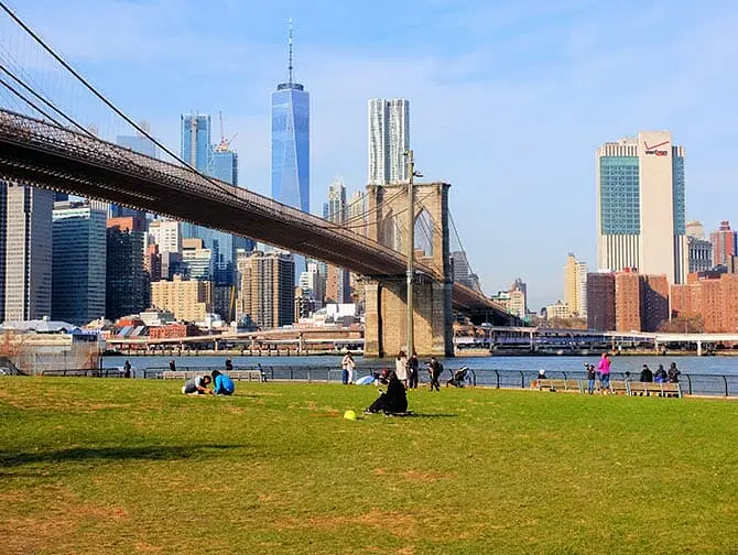 Elokuvien ja sarjojen kuvauspaikat New Yorkissa - Sinkkuelämää Brooklyn Bridge
