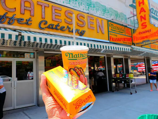 Deno’s Wonder Wheel Amusement Park Coney Islandilla - Nathan's Famous Hot Dog