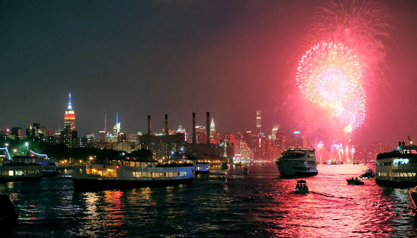 4th of July -risteilyt New Yorkissa - Fireworks
