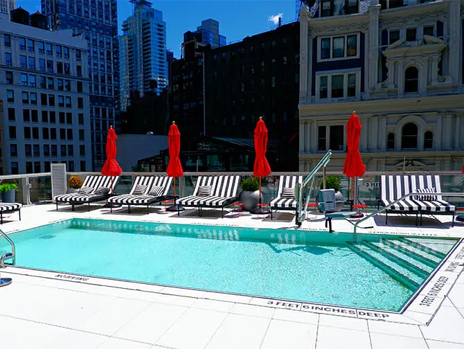 New Yorkin hotellit joissa uima-allas