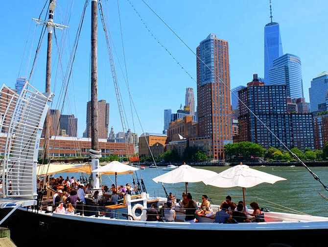 Hudson River Park New Yorkin Grand Banksissa