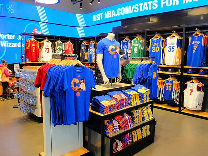 Urheilukaupat New Yorkissa NBA Store - sisäpuolella