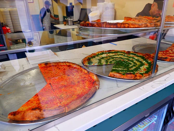 Paras pizza New Yorkissa - Lucia Pizza of SoHo slice