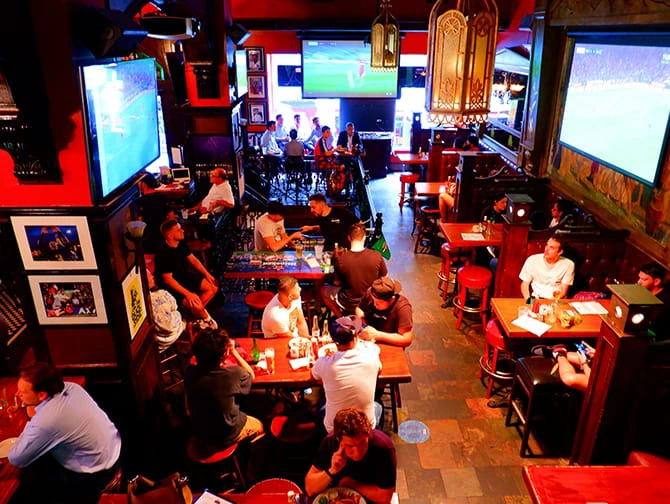 Parhaat urheilubaarit New Yorkissa - The Football Factory at Legends