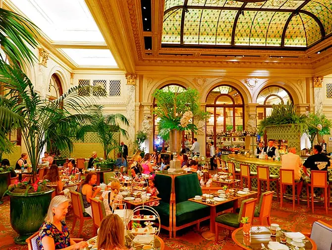 Iltap&auml;iv&auml;tee New Yorkissa - The Palm Court