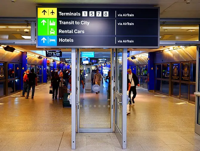JFK AirTrain New Yorkissa - Opasteet