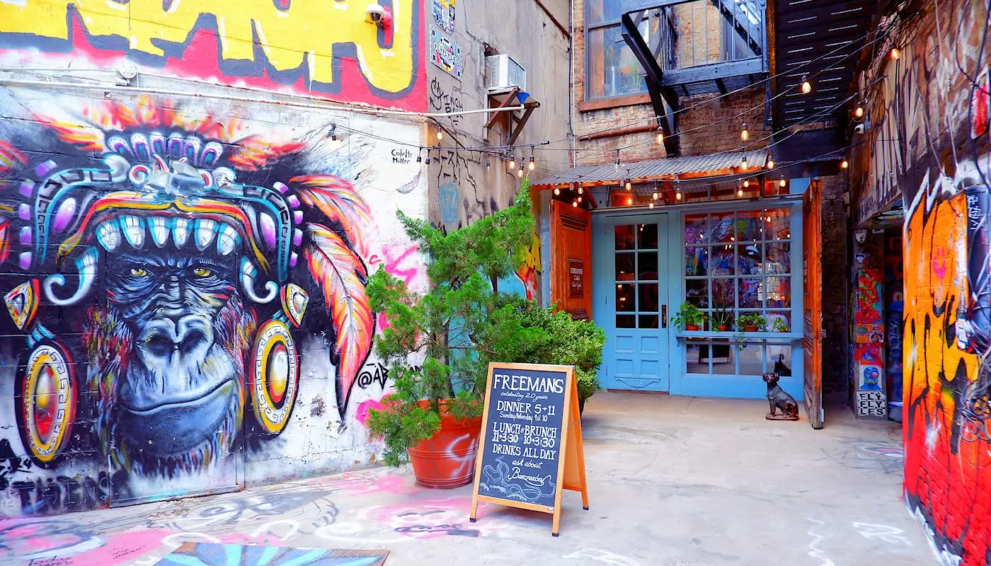 Tyypillistä amerikkalaista ruokaa New Yorkissa - Freemans Restaurant Freeman Alley