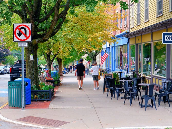 Amerikkalainen pikkukaupunki: päiväretki Cold Springiin New Yorkin lähellä - Main Street -pääkatu