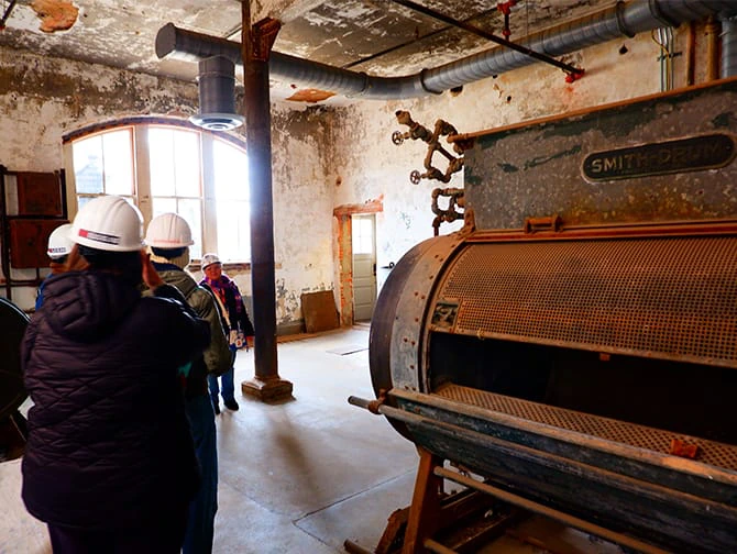 Ellis Islandin sairaalan Hard Hat -kierros - Opastus pienryhmässä