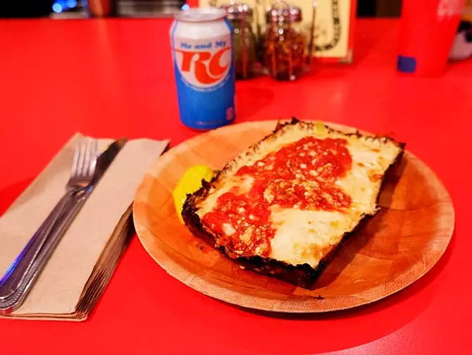 Paras pizza New Yorkissa - Aces Pizza Detroit-style