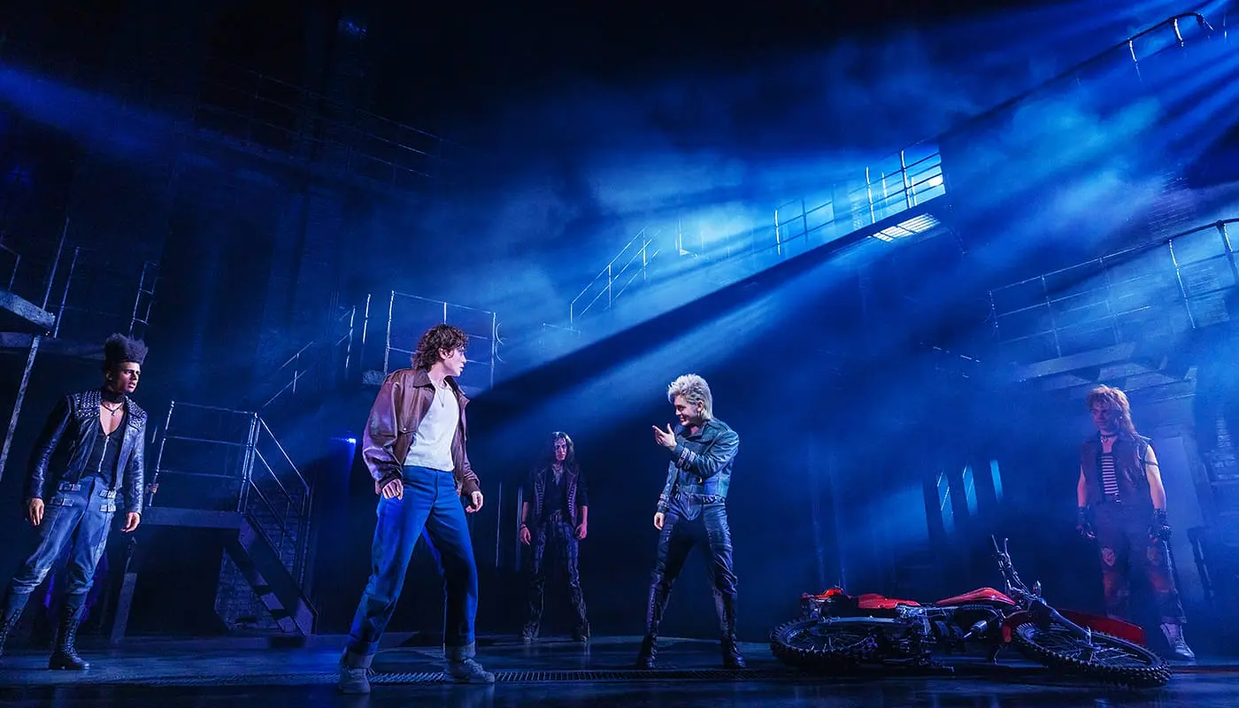 The Lost Boys Broadway-liput - Kauhukomedia