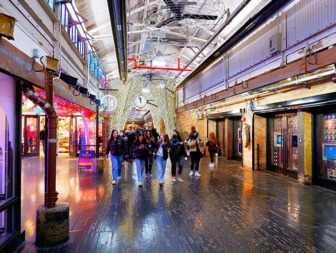 Chelsea Market New Yorkissa - Toriksi muutettu entinen keksitehdas