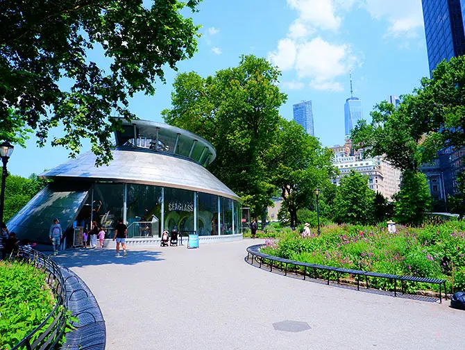 Battery Park New Yorkissa - Kävelyllä puistossa