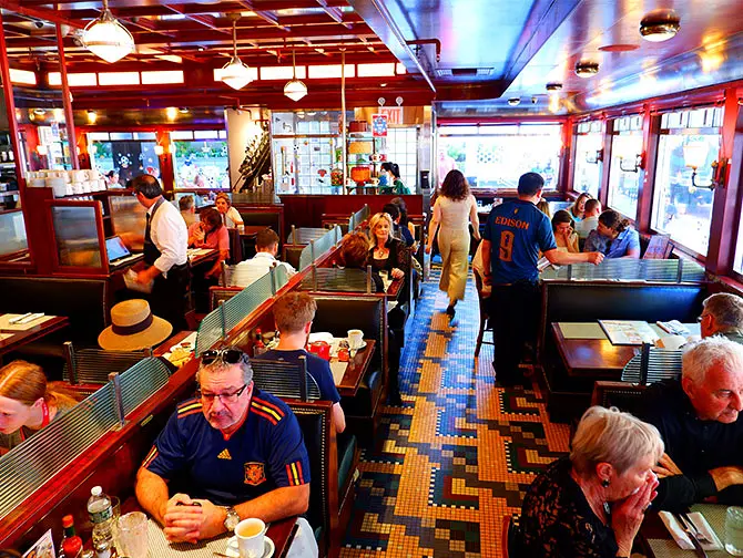 Diner-ravintolat New Yorkissa - Brooklyn Diner Midtown Manhattanilla