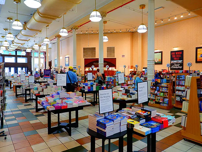 Kirjakaupat New Yorkissa - Barnes and Noble Union Squarella