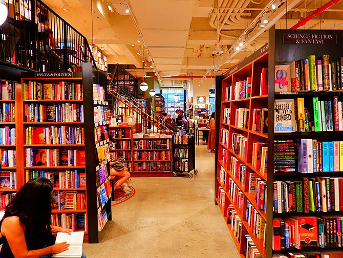 Kirjakaupat New Yorkissa - McNally Jackson SoHossa