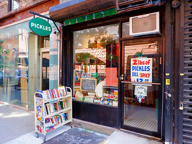 Kirjakauppa New Yorkissa - Sweet Pickle Bookstore