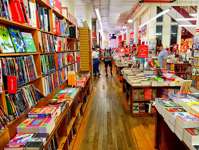 Kirjakaupat New Yorkissa - The Strand Bookstore lähellä Union Squarea