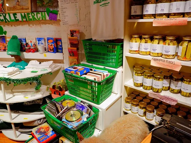 Kirjakaupat New Yorkissa - Sweet Pickle Bookstore Lower East Sidella